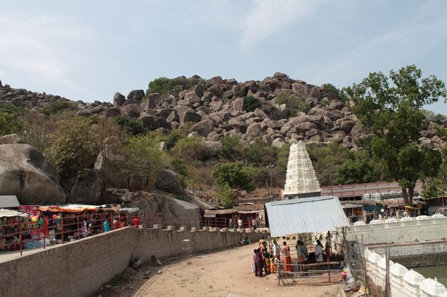 800px-Ardhagiri_Temple_View